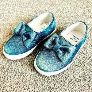BNWOT Janie and Jack Juno Valentine Collection Blue Shimmer w/bow Shoes Size 8